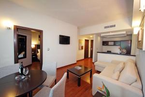 Sjónvarps- og/eða afþreyingartæki á Marriott Executive Apartments Panama City, Finisterre