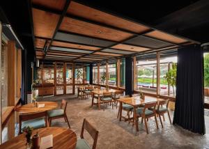 Shore Amora Canggu餐厅或其他用餐的地方