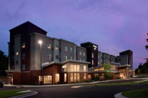 un edificio en una calle por la noche en Residence Inn by Marriott Baltimore Owings Mills, en Owings Mills