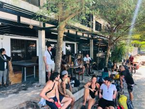 Επισκέπτες που μένουν στο The Last Point Koh Takiev