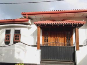un modelo de casa con puerta y balcón en Piya House, en Weligama 7 fotos más