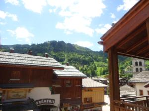 拉克吕萨Appartement au cœur du village pour 6 pers., terrasse, WiFi, parking, skis - FR-1-459-237的享有以山为背景的村庄美景