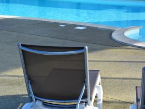 Photo de la galerie de l'établissement Tiny House cosy près de la plage avec piscine et parking - FR-1-361A-94, à Jullouville 10 autres photos