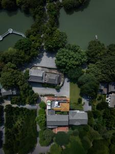 桂林Rong Unique Hotel-Banyan Lake Scenery的河中房屋的空中景观