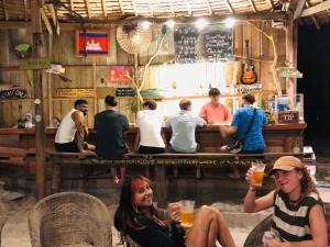Επισκέπτες που μένουν στο The Last Point Koh Takiev