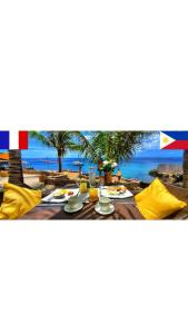 U Story Resort في سيكويجور: طاولة على الشاطئ مع إطلالة على المحيط