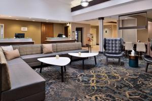 O zonă de relaxare la Residence Inn by Marriott Coralville