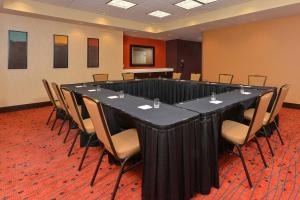 Zona de afaceri și/sau sala de conferințe de la Residence Inn by Marriott Coralville +26 fotografii