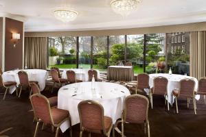 Restaurace v ubytování The Park Tower Knightsbridge, a Luxury Collection Hotel, London