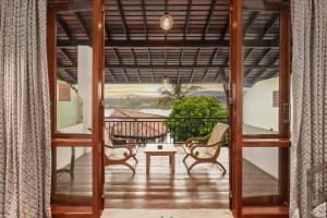 ベントータにあるHotel Nilwalaのテーブルと椅子のあるバルコニー付きの部屋