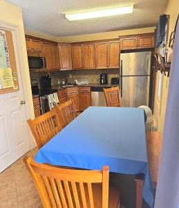 Nhà bếp/bếp nhỏ tại 2 BR Condo Mountain Views At Jiminy Peak- Sleeps 7