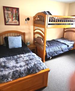 Un dormitorio con dos literas y una cama. en 2 BR Condo Mountain Views At Jiminy Peak- Sleeps 7, en Hancock