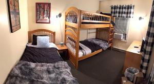 Un dormitorio con dos literas y un escritorio. en 2 BR Condo Mountain Views At Jiminy Peak- Sleeps 7, en Hancock 24 fotos más