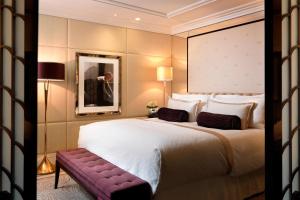 Postel nebo postele na pokoji v ubytování The Wellesley, a Luxury Collection Hotel, Knightsbridge, London