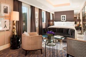 ロンドンにあるThe Wellesley, a Luxury Collection Hotel, Knightsbridge, Londonのベッド、ソファ、椅子が備わるホテルルームです。 +37枚の写真