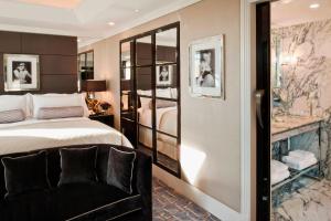 Postel nebo postele na pokoji v ubytování The Wellesley, a Luxury Collection Hotel, Knightsbridge, London