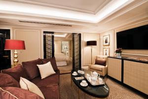 TV a/nebo společenská místnost v ubytování The Wellesley, a Luxury Collection Hotel, Knightsbridge, London