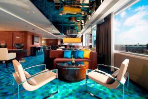 Зона вітальні в Hong Kong SkyCity Marriott Hotel