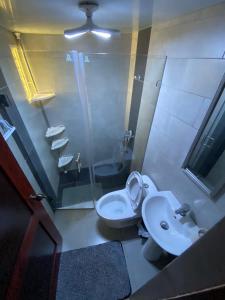 La Alianzaにある13 de las Américasのトイレ、シャワー、洗面台を備えたバスルーム +13枚の写真