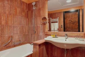 a bathroom with a sink and a bath tub at Rome Marriott Park Hotel in Rome