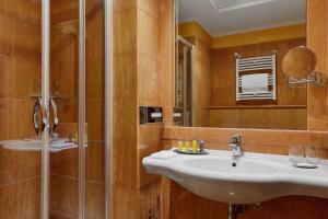 a bathroom with a sink and a shower at Rome Marriott Park Hotel in Rome