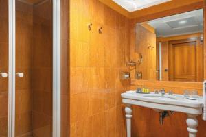 a bathroom with a sink and a shower at Rome Marriott Park Hotel in Rome