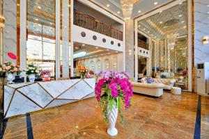 una hall con composizione floreale al centro di S79 Happy Hotel Phu Quoc a Phu Quoc Altre 21 foto