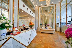 una hall con fiori e un salone di S79 Happy Hotel Phu Quoc a Phu Quoc