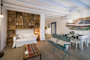 A seating area at Cassari UpArtments
