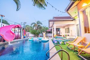 una piscina con tobogán y equipo de juegos en una casa en Cool Cool Bangsaray Pool villa, en Sattahip