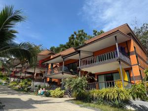 Ein Gebäude mit Leuten, die draußen sitzen. in der Unterkunft Chomview Resort in Ko Lanta