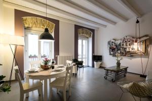 A seating area at Cassari UpArtments