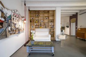 A seating area at Cassari UpArtments