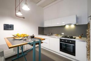 A kitchen or kitchenette at Cassari UpArtments