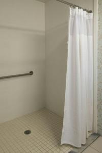 Vannituba majutusasutuses SpringHill Suites by Marriott Logan
