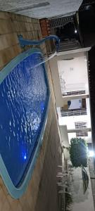 ein großer blauer Pool in einem Gebäude in der Unterkunft Casa Porto de Galinhas in Porto De Galinhas