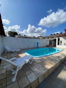 einen Pool mit einem Liegestuhl und einem Vogelmann in der Unterkunft Casa Porto de Galinhas in Porto De Galinhas