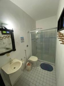 ein Badezimmer mit Dusche, Waschbecken und Toilette in der Unterkunft Casa Porto de Galinhas in Porto De Galinhas