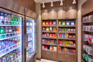 Supermarket nebo jiné obchody v  hotelu nebo okolí