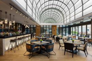 un ristorante con tavoli e sedie e un soffitto di vetro di Hong Kong Ocean Park Marriott Hotel a Hong Kong