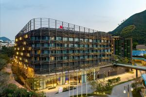 un edificio con impalcature sul lato di esso di Hong Kong Ocean Park Marriott Hotel a Hong Kong