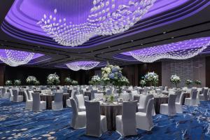 una sala banchetti con tavoli, sedie e soffitti viola di Hong Kong Ocean Park Marriott Hotel a Hong Kong Altre 37 foto