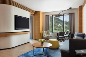 un soggiorno con un divano e un tavolo di Hong Kong Ocean Park Marriott Hotel a Hong Kong