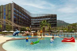 un resort con piscina con giocattoli in acqua di Hong Kong Ocean Park Marriott Hotel a Hong Kong