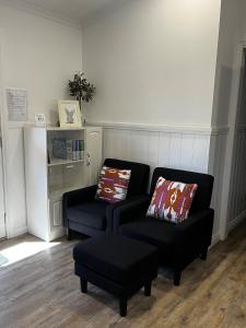 a living room with two black couches and a table at Sea Lake Holiday Cabin in Sea Lake +32 photos