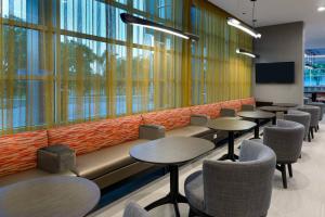 レイクランドにあるSpringHill Suites Lakelandの待合室の椅子