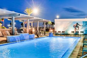 una piscina por la noche con piscina en Residence Inn by Marriott Corpus Christi Downtown, en Corpus Christi 15 fotos más
