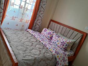Ένα ή περισσότερα κρεβάτια σε δωμάτιο στο Rawan Comfy Apartment