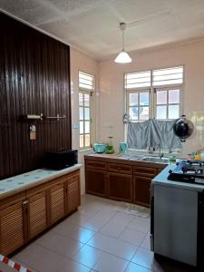 Η κουζίνα ή μικρή κουζίνα στο KaLong Bay Homestay Villa Melati Tepi Pantai