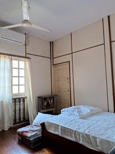 Ένα ή περισσότερα κρεβάτια σε δωμάτιο στο KaLong Bay Homestay Villa Melati Tepi Pantai